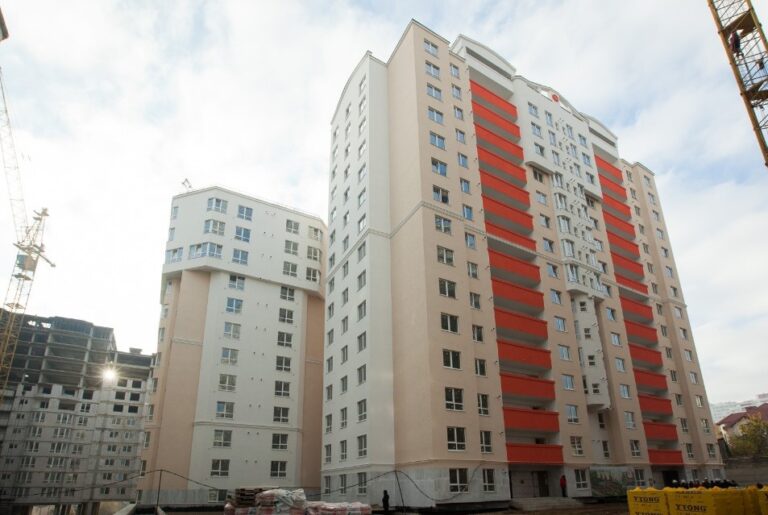 Persoanele care locuiesc în imobile primite de la stat mai au timp să le privatizeze până la sfârșitul lunii mai