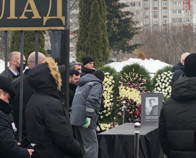 „Rusia liberă” și „Rusia fără Putin”, cu aceste lozinci mulțimea l-a condus pe ultimul drum pe opozantul rus Aleksei Navalnîi