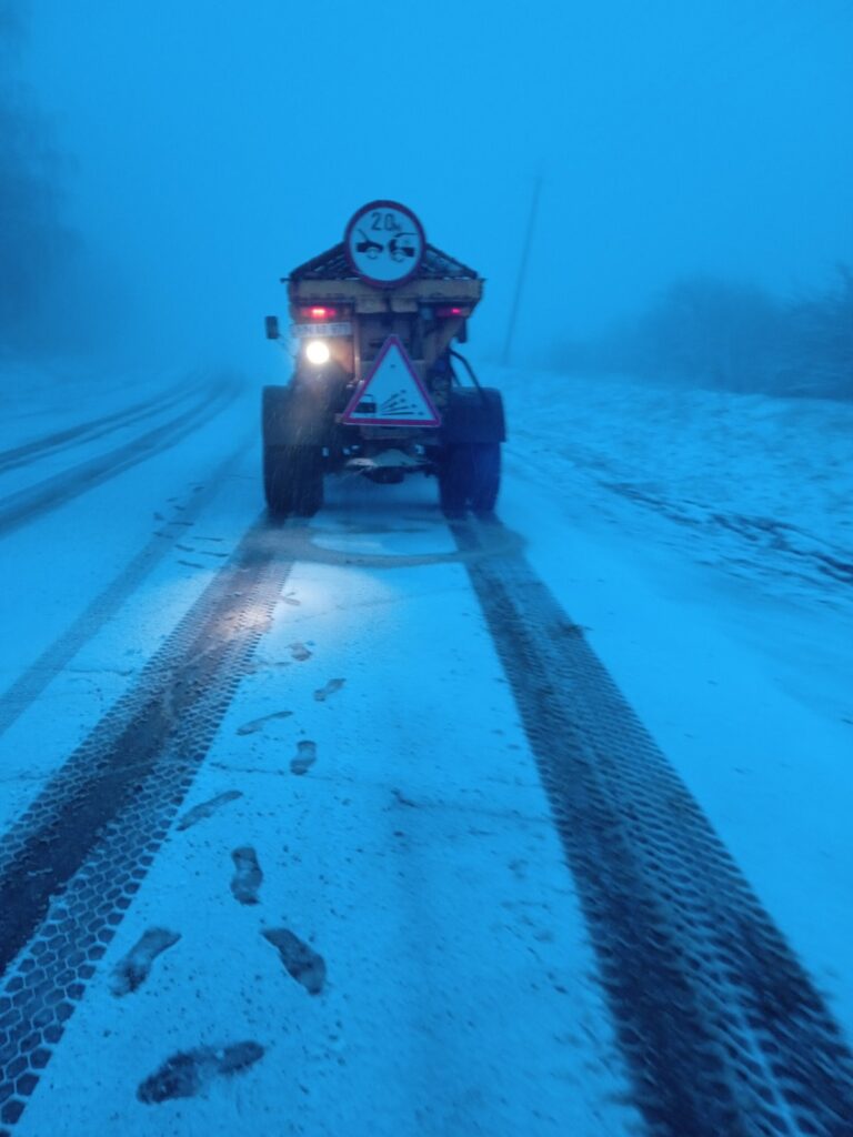 Drumarii au intervenit în mai multe raioane din centrul și nordul țării, unde noaptea a nins