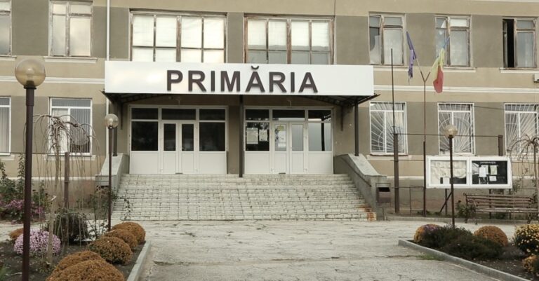 Funcționarii din primăriile satelor vor putea ridica sporuri lunare de până la 50%, dacă bugetele vor permite acest lucru