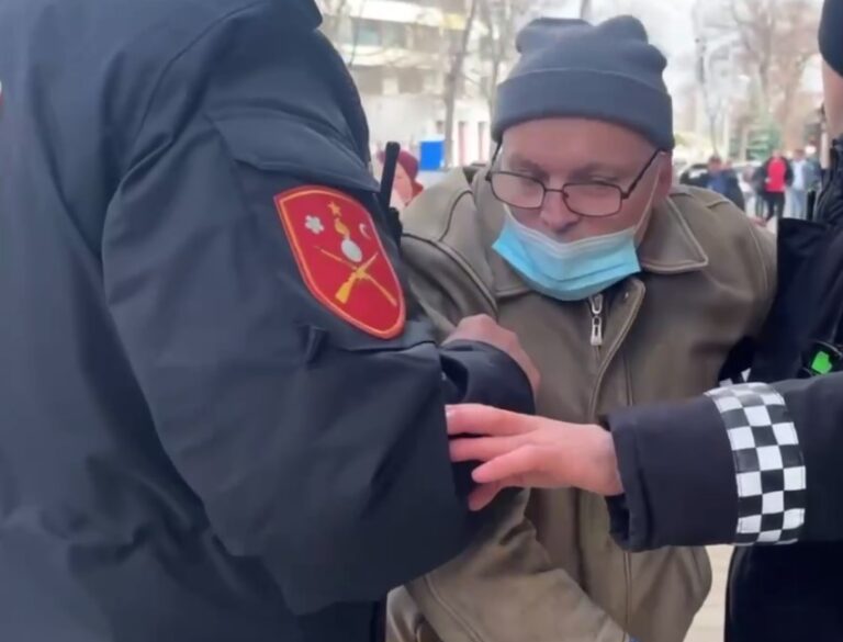 Incident la Ambasada Rusiei. Un bărbat a aruncat peste gardul misiunii recipiente explozive