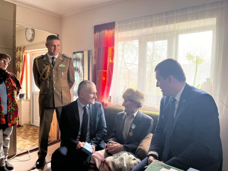 Cinste ostașilor români! Veteranul Constantin Cojocari, de 105 ani, decorat de președintele României