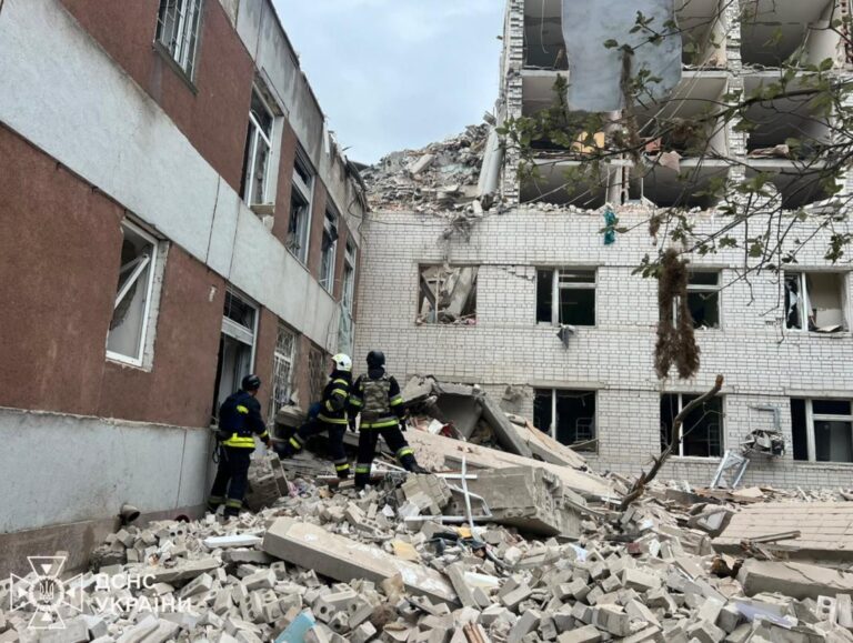 Atacuri dure asupra orașului ucrainean Cernigov. Sunt anunțați cel puțin 10 morți și peste 20 de răniți
