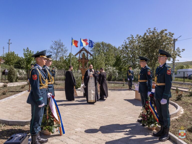 Cinste eroilor! În Micleușeni a fost sfințită troița și crucile Cimitirului de Onoare al Eroilor Armatei Române