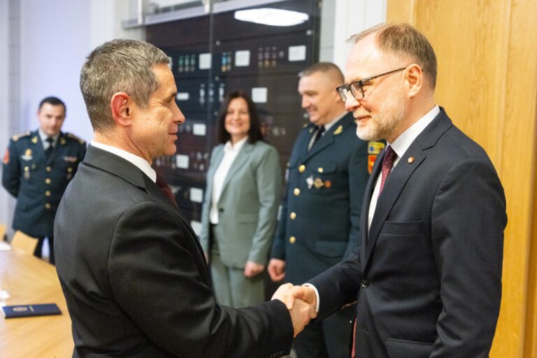 Sprijinul Letoniei pentru reforma militară, discutat de ministrul Nosatîi la Riga