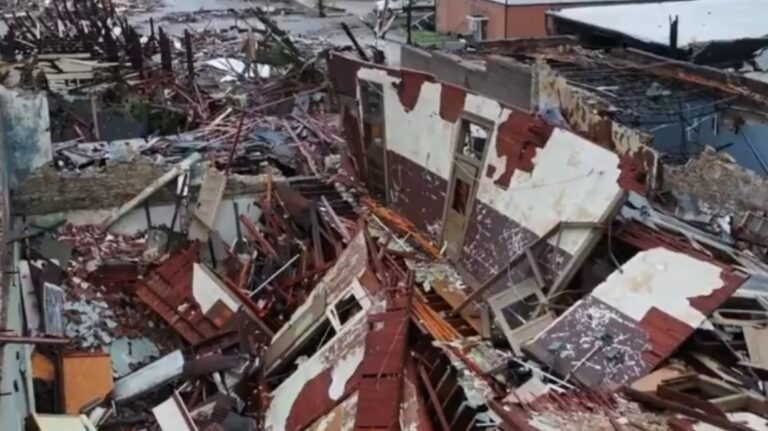 Peste 100 de tornade au devastat centrul SUA