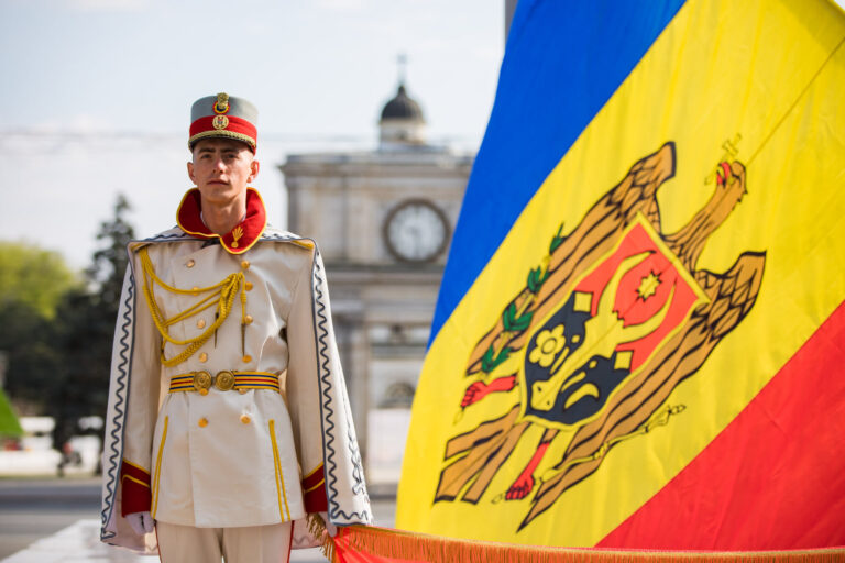 Maia Sandu: A onora drapelul de stat înseamnă să nu uităm niciodată rădăcinile, aspirațiile și visele