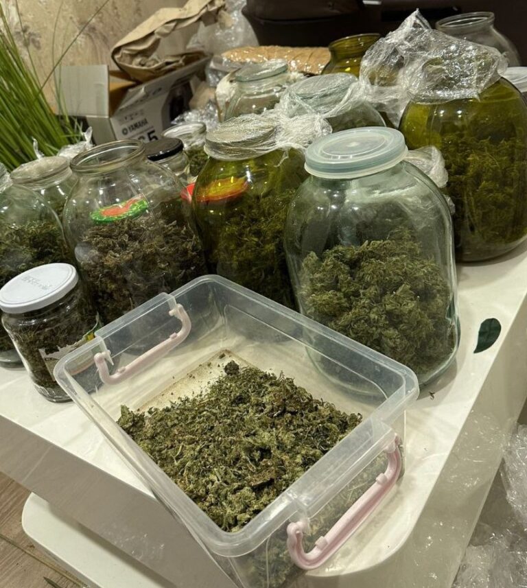 Trei bărbați din R. Moldova, Ucraina și Georgia, reținuți după o captură de droguri de aproximativ cinci milioane de lei