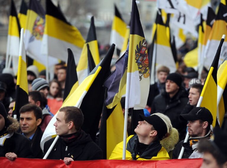 Drapelul alb-galben-negru promovat de Putin ca simbol al „Noii Rusii”, declarat extremist