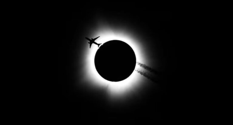 Eclipsă totală de soare în America de Nord