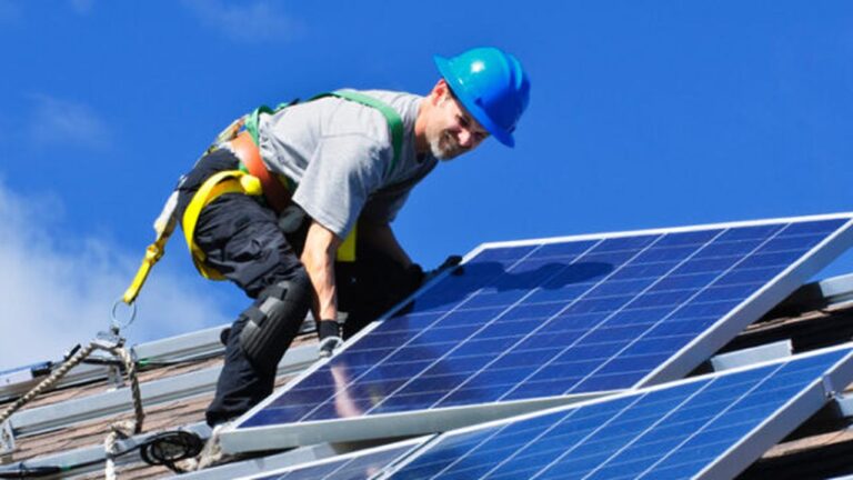 Guvernul simplifică cerințele de participare la licitațiile publice pentru producătorii de energie verde