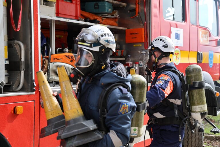 Onoare pentru pompieri și salvatori de ziua lor. Profesioniștii fără zi de sărbătoare