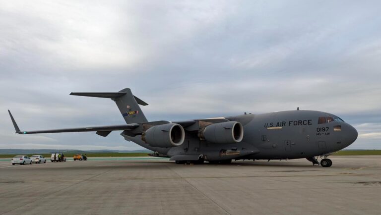 Un avion militar al armatei SUA a aterizat la Chișinău. La bord erau soldați și echipamente militare și civile