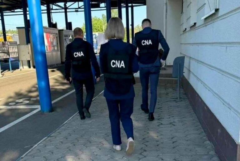 Vameși de la Cahul prinși cu mită în urma unor denunțuri