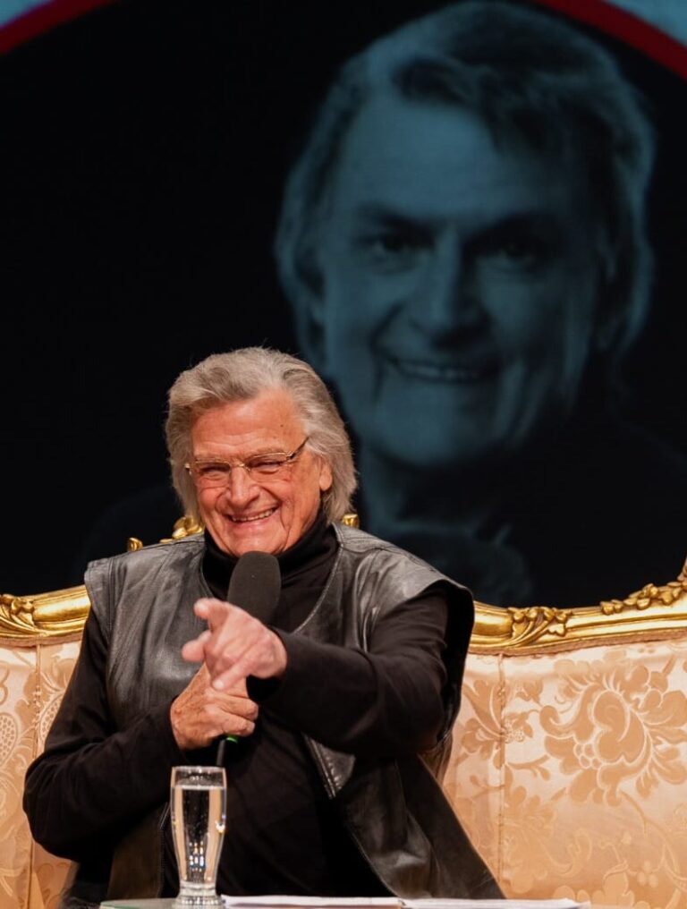 Actorul român Florin Piersic se află în stare gravă, anunță medicii din București. Actorul are septicemie