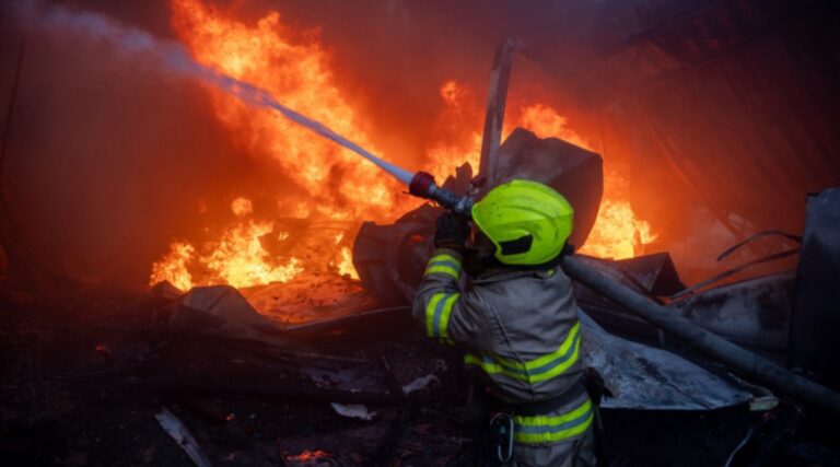 Rușii au bombardat Harkov cu drone de trei ori chiar în timpul slujbelor de Înviere. Explozii în oraș și clădiri incendiate