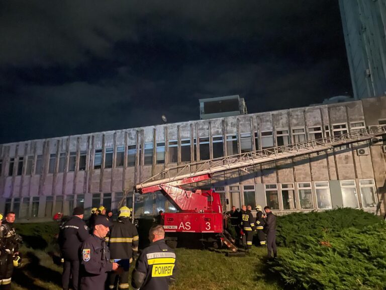 Incendiu la Casa Radio din cartierul Telecentru. Au intervenit peste 50 de pompieri și salvatori
