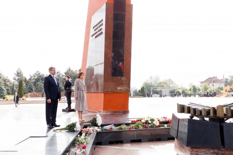 Maia Sandu și Igor Grosu au mers la Memorialul „Eternitate” pentru depune flori de 9 mai