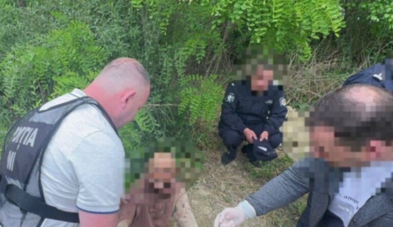 Un tânăr de 18 ani riscă ani grei de pușcărie, după ce a omorât o femeie, iar pe un bărbat l-a îngropat de viu într-un beci