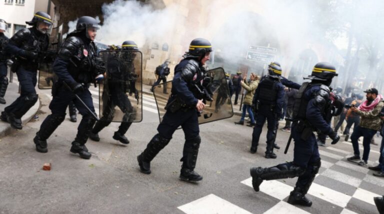 Proteste violente în Franța. Zeci de persoane arestate la Paris. Magazine sparte, forțele de ordine intervin cu gaze lacrimogene