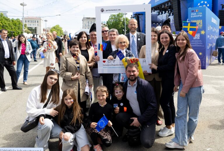 Demnitari și funcționari ai Parlamentului au participat la Orășelul European