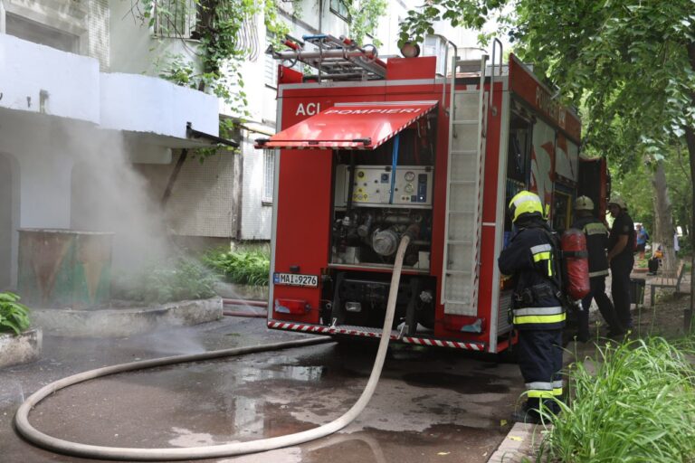 Cinci echipaje de pompieri au intervenit la un incendiu într-un bloc din cartierul Telecentru al Capitalei