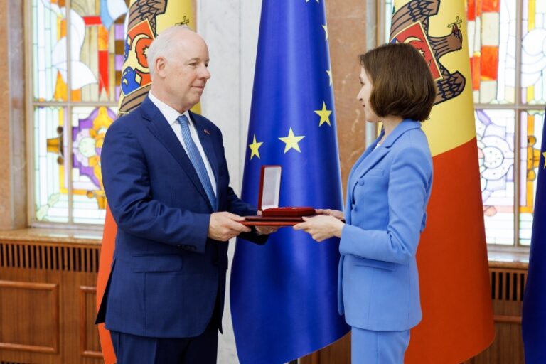 Ambasadorul SUA, Kent Logsdon, a primit, la sfârșit de mandat, distincția „Ordinul de Onoare”