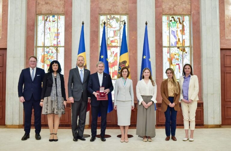 Maia Sandu l-a decorat cu „Ordinul de Onoare” pe comisarul european pentru Buget și Administrație