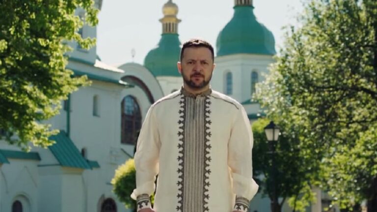 Zelenski, în fața Catedralei „Sf. Sofia” din Kiev: Dumnezeu are steagul ucrainean pe umăr