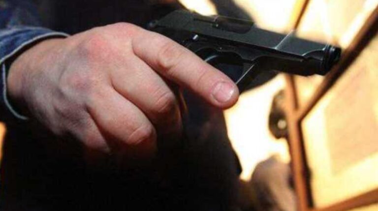 Focuri de armă în urma unei beții. Un bărbat, rănit aseară în centrul Capitalei
