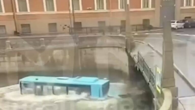 Un autobuz a căzut de pe un pod în Sankt Petersburg. Patru persoane au murit, iar alte șase au fost rănite