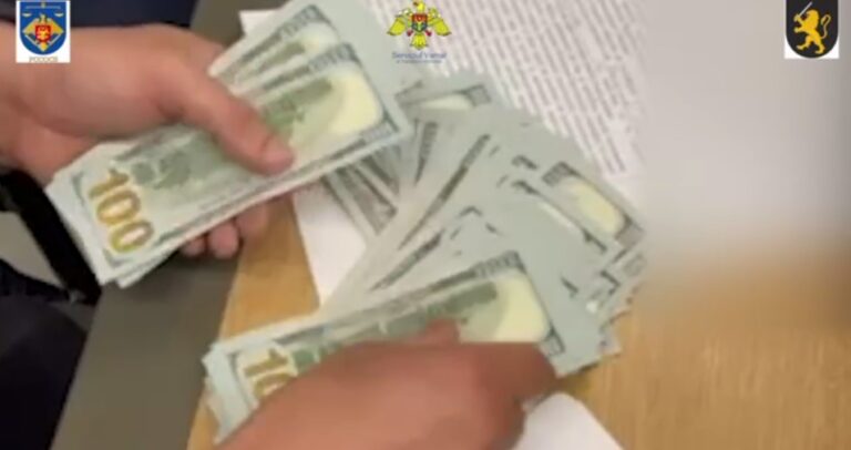 Peste 2,3 mil. de lei au fost ridicate de la pasagerii ce veneau din Moscova. Banii erau destinați unei grupări criminale, anunță Poliția