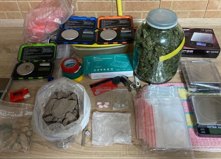 Polițiștii au ridicat droguri de 1,2 mil. de lei de la un tânăr membru al unei rețele ce aducea droguri, inclusiv din UE