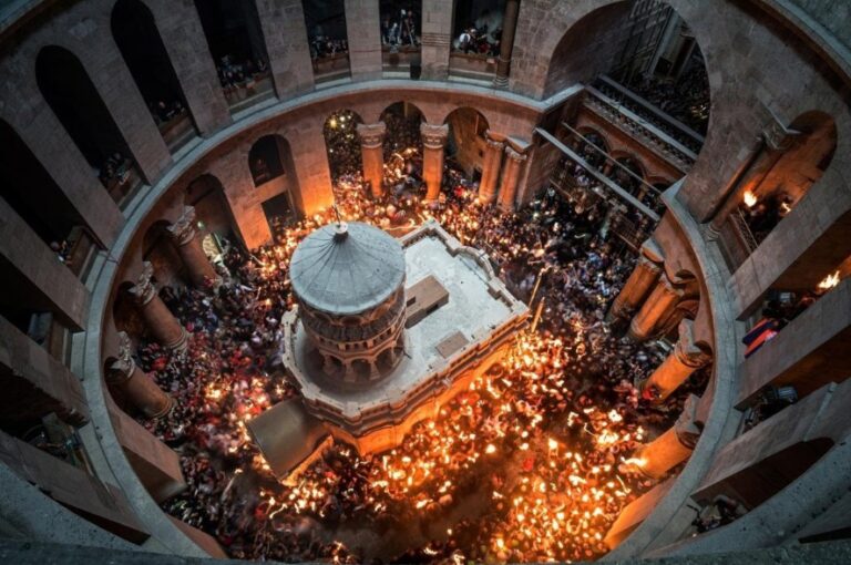 Sfânta Lumină s-a pogorât și în acest an la Ierusalim. Hristos a înviat!