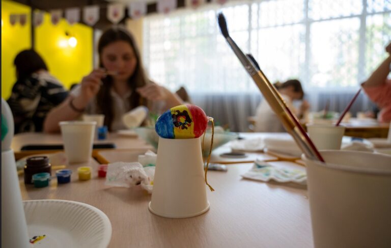 Mai mulți copii și tineri au participat la ateliere de creație cu tematică pascală, organizate în incinta Parlamentului