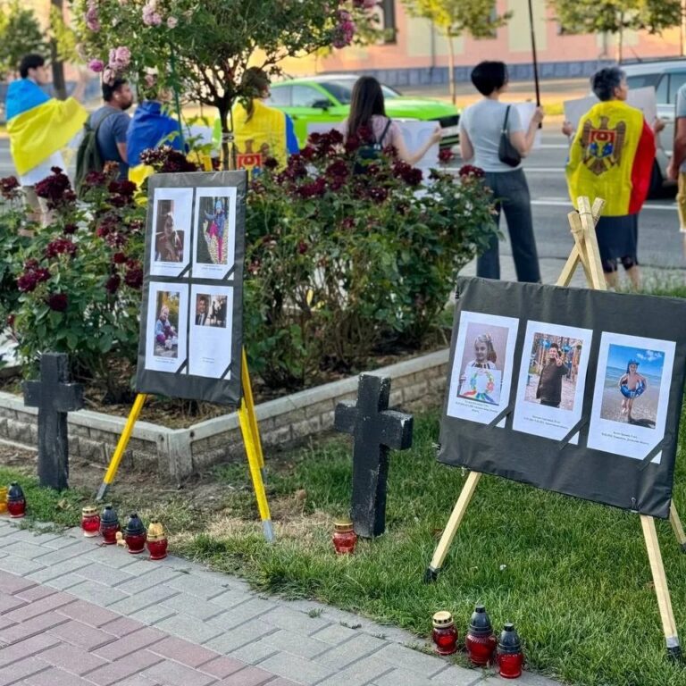 FOTO/ Miting la Chișinău în memoria copiilor uciși în războiul din Ucraina
