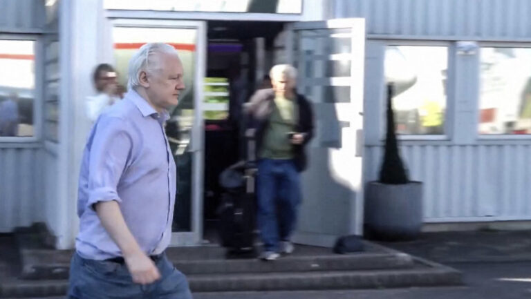 Fondatorul WikiLeaks, Julian Assange, urmărit pentru expunerea a sute de mii de acte confidențiale, este liber și a părăsit Marea Britanie