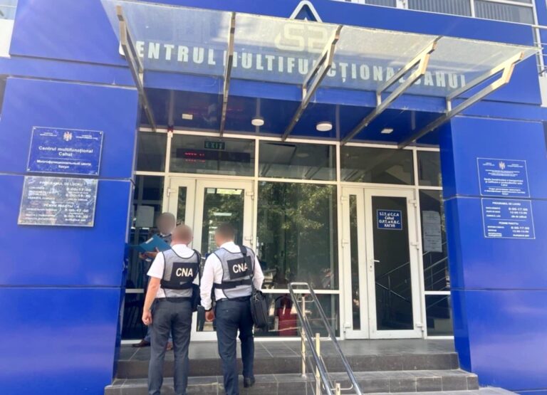 Mită pentru obținerea permisului. Un bărbat din Cahul, reținut de CNA pentru trafic de influență