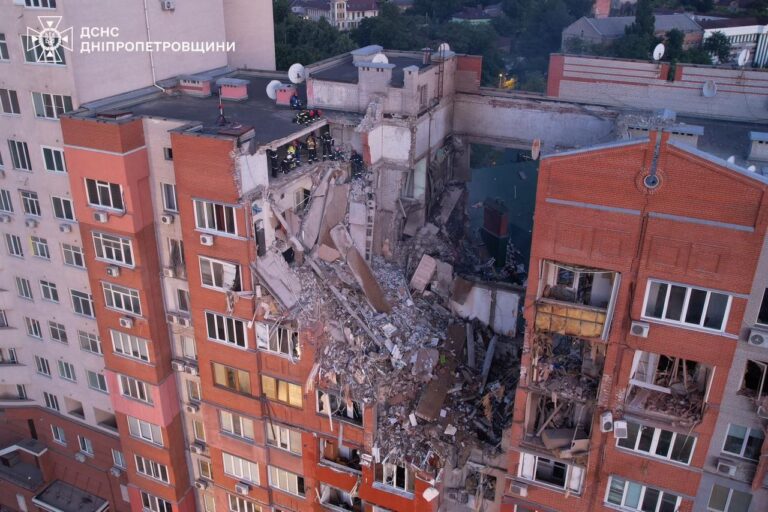 Rușii au atacat nemilos un bloc din orașul Dnipro. A fost ucisă o persoană, iar alte 12 – rănite