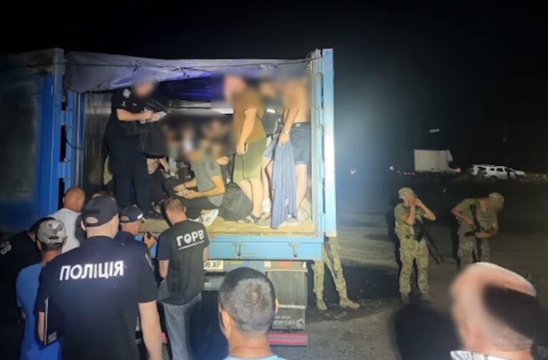 Zeci de ucraineni au încercat să ajungă în R. Moldova, fiind ascunși într-un camion pentru transportarea cerealelor