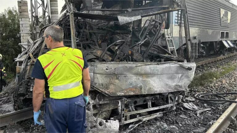 Cel puțin 6 morți într-un accident în Slovacia, după ce un tren a lovit un autobuz pe o trecere la nivel cu calea ferată