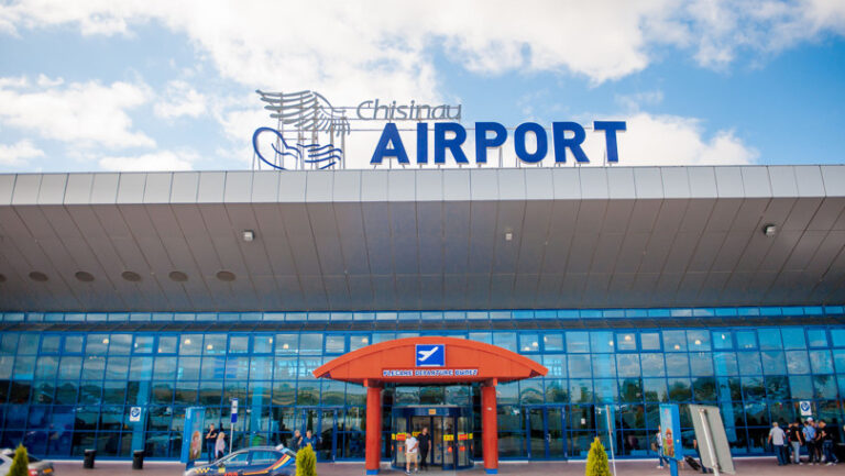 Accesul în terminalul Aeroportului Chișinău rămâne restricționat pentru încă o lună