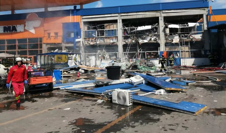 Explozie puternică la un centru comercial din Botoșani. 13 persoane sunt rănite, dintre care 4 în stare gravă