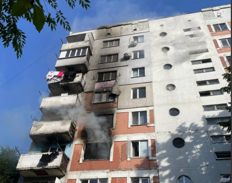 FOTO/ Incendiu într-un apartament din Capitală: Trei persoane, evacuate