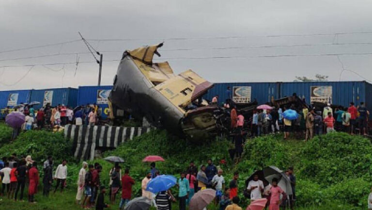 Două trenuri s-au ciocnit în India: Cel puțin 13 morți și zeci de răniți