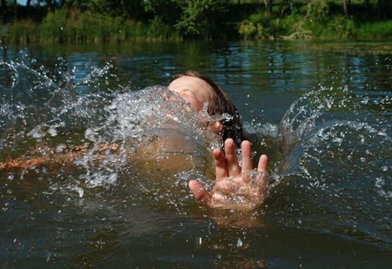 Doi adolescenți au fost salvați de la înec de salvamarii stației din Parcul „Valea Trandafirilor”