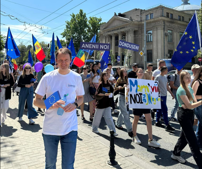 Marș al tinerilor pentru UE, la Chișinău: Cu pași grăbiți noi ne pornim, Europa – noi venim!