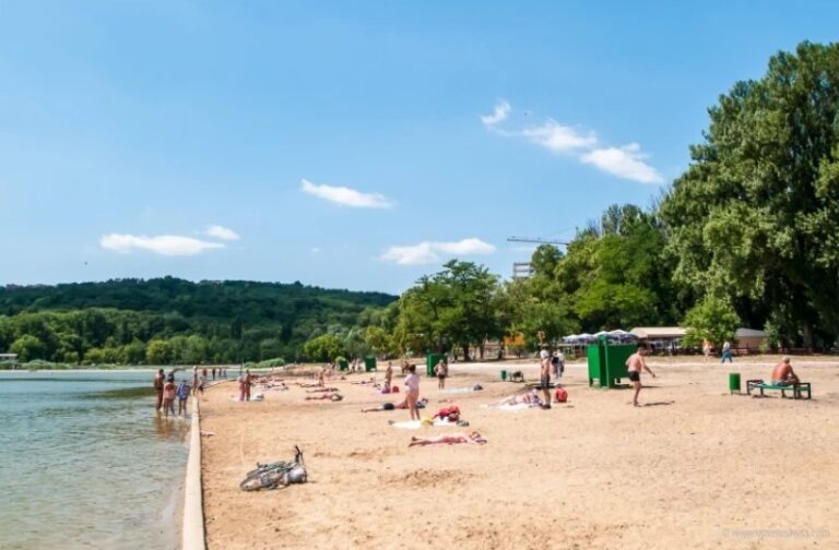 Plajele și lacurile din Capitală contaminate cu bacterii. Avertizările Centrului de Sănătate din Chișinău