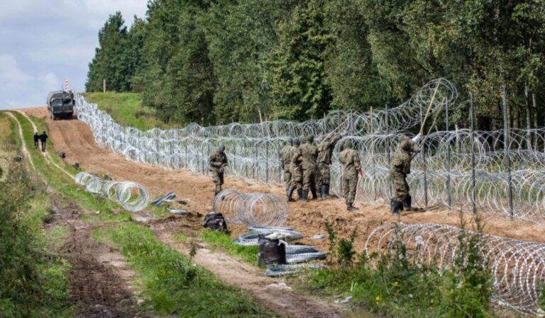 Guvernul de la Varşovia va crea o zonă-tampon la frontiera dintre Polonia şi Belarus