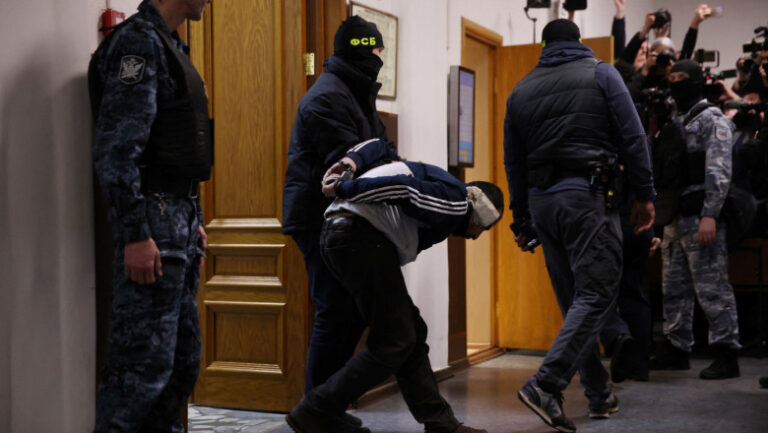 Mii de ruși au fost condamnați la închisoare, într-o reprimare a opoziției față de războiul din Ucraina